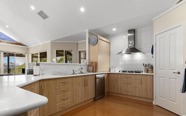 Frigorífic, microones, forn i placa de cuina 