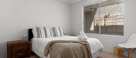 5 bedrooms, iron/ironing board, free WiFi, bed sheets