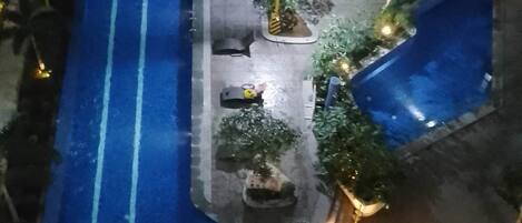 Una piscina al aire libre