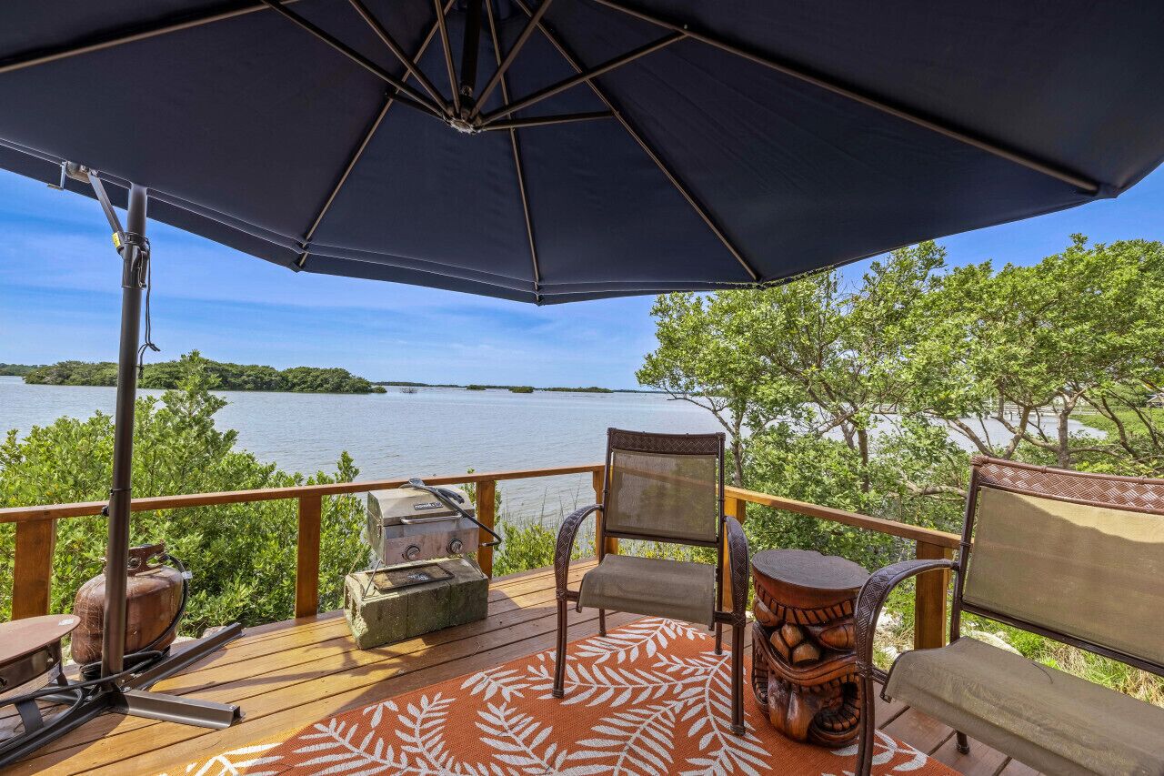 Oyster Shallows: Walk to the Tiki Bar