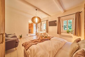 Suite estudio Deluxe | Ropa de cama de alta calidad, camas Select Comfort y insonorización