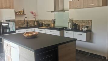 Réfrigérateur, micro-ondes, four, plaque de cuisson