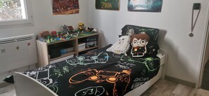 3 slaapkamers, een strijkplank/strijkijzer, wifi, beddengoed