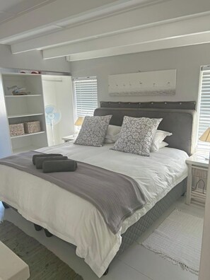 2 bedrooms, desk - Cozy Crner - Cottage (Langebaan)