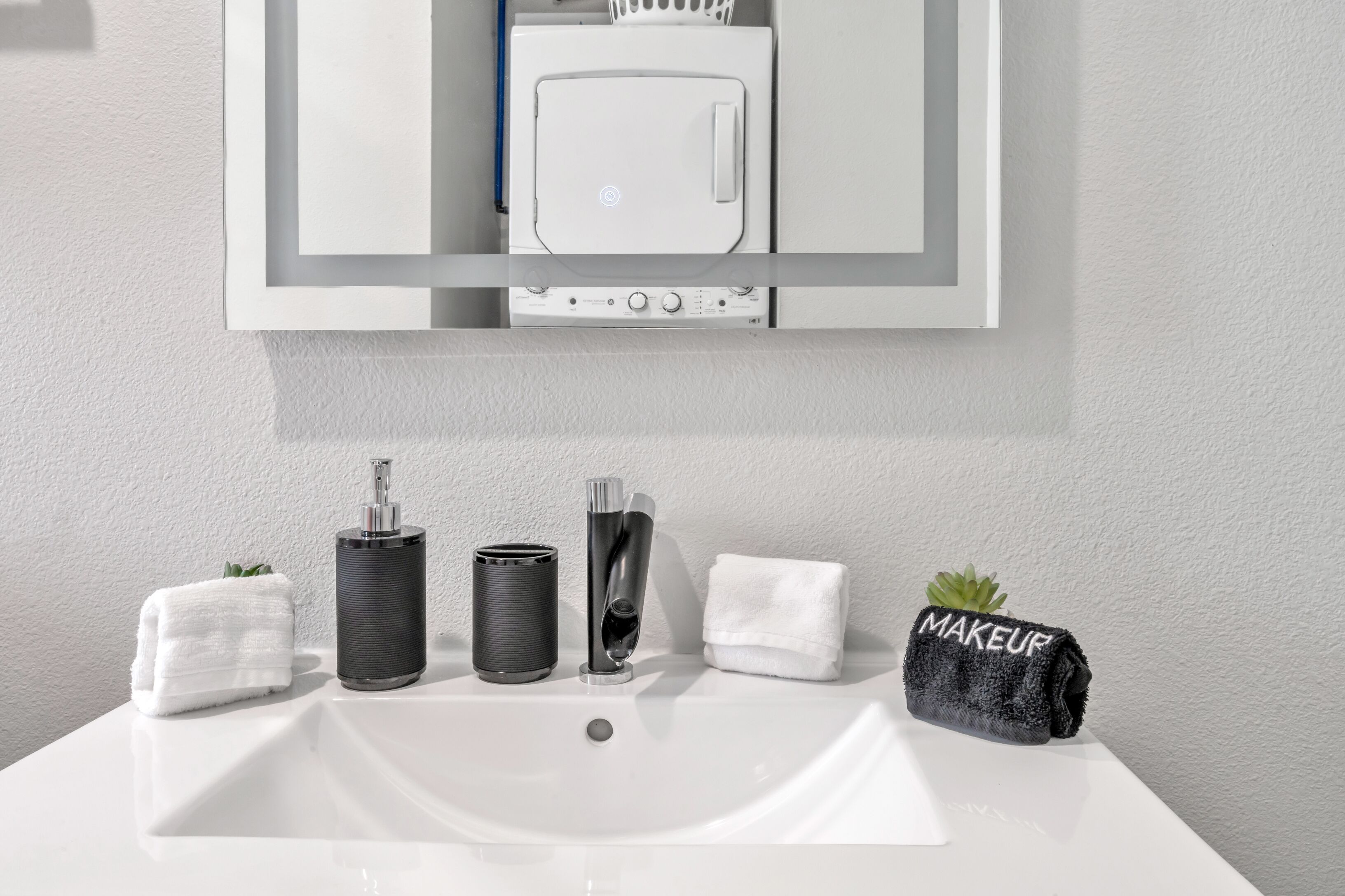 Deep Ellum Oasis Cozy King Bed Suite Near Downtown.