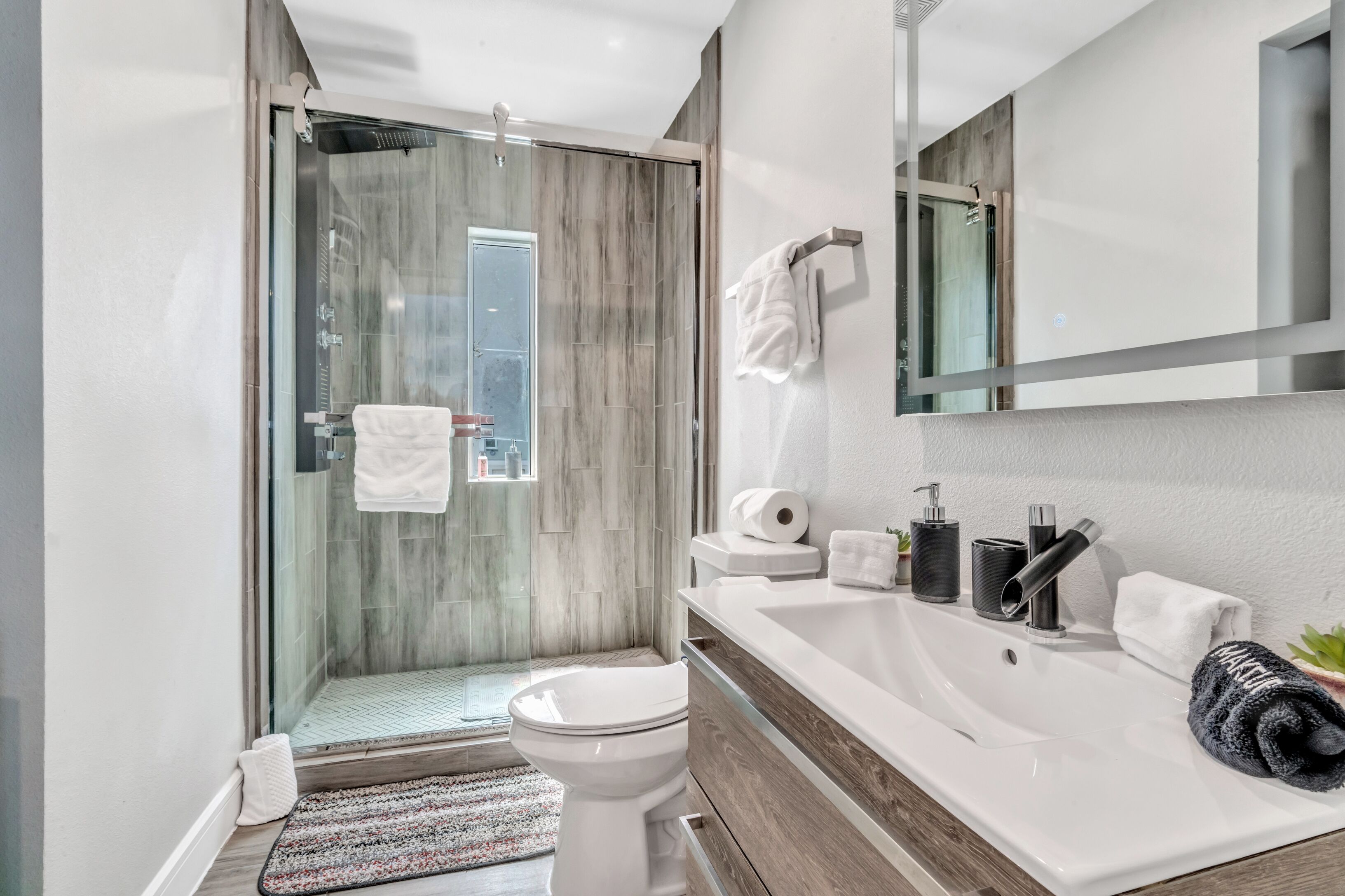 Deep Ellum Oasis Cozy King Bed Suite Near Downtown.