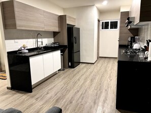 雪櫃、微波爐、焗爐、爐具