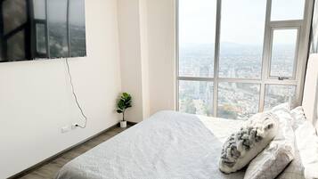 2 habitaciones, escritorio, tabla de planchar con plancha y wifi