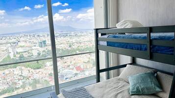 2 dormitorios, escritorio, tabla de planchar con plancha y wifi