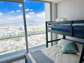 2 habitaciones, escritorio, tabla de planchar con plancha y wifi