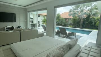 5 bedrooms, in-room safe, desk, iron/ironing board