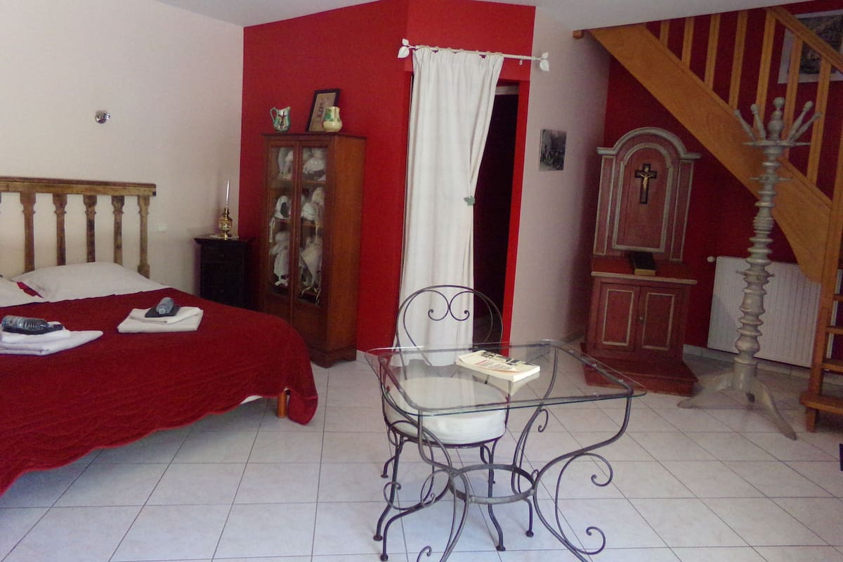 1 habitación, decoración personalizada y muebles diferentes