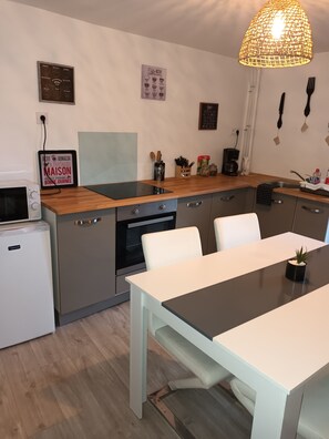 Mikroaaltouuni, uuni, liesi, syöttötuoli