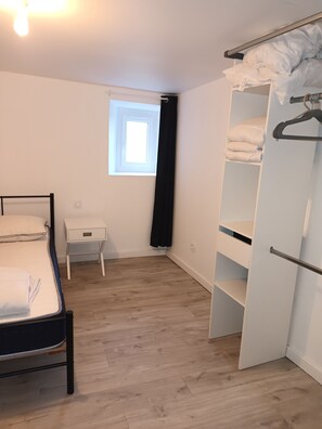 2 makuuhuonetta, vauvan matkasänky, vuodevaatteet