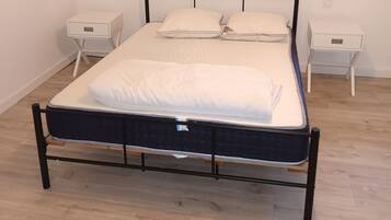 2 bedrooms, travel cot, bed sheets
