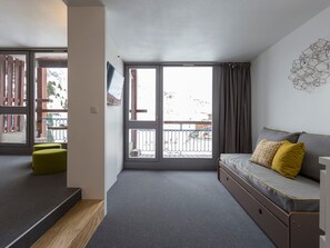 Living area - Renovated apartment near station with balcony, 6/7 pers, free WIFI (Les Arcs 2000)