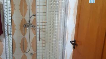 Zimmer, Mehrere Schlafzimmer, Stadtblick | Badezimmer