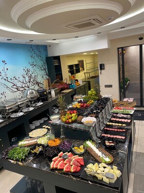 Daily buffet breakfast (USD 8 per person)