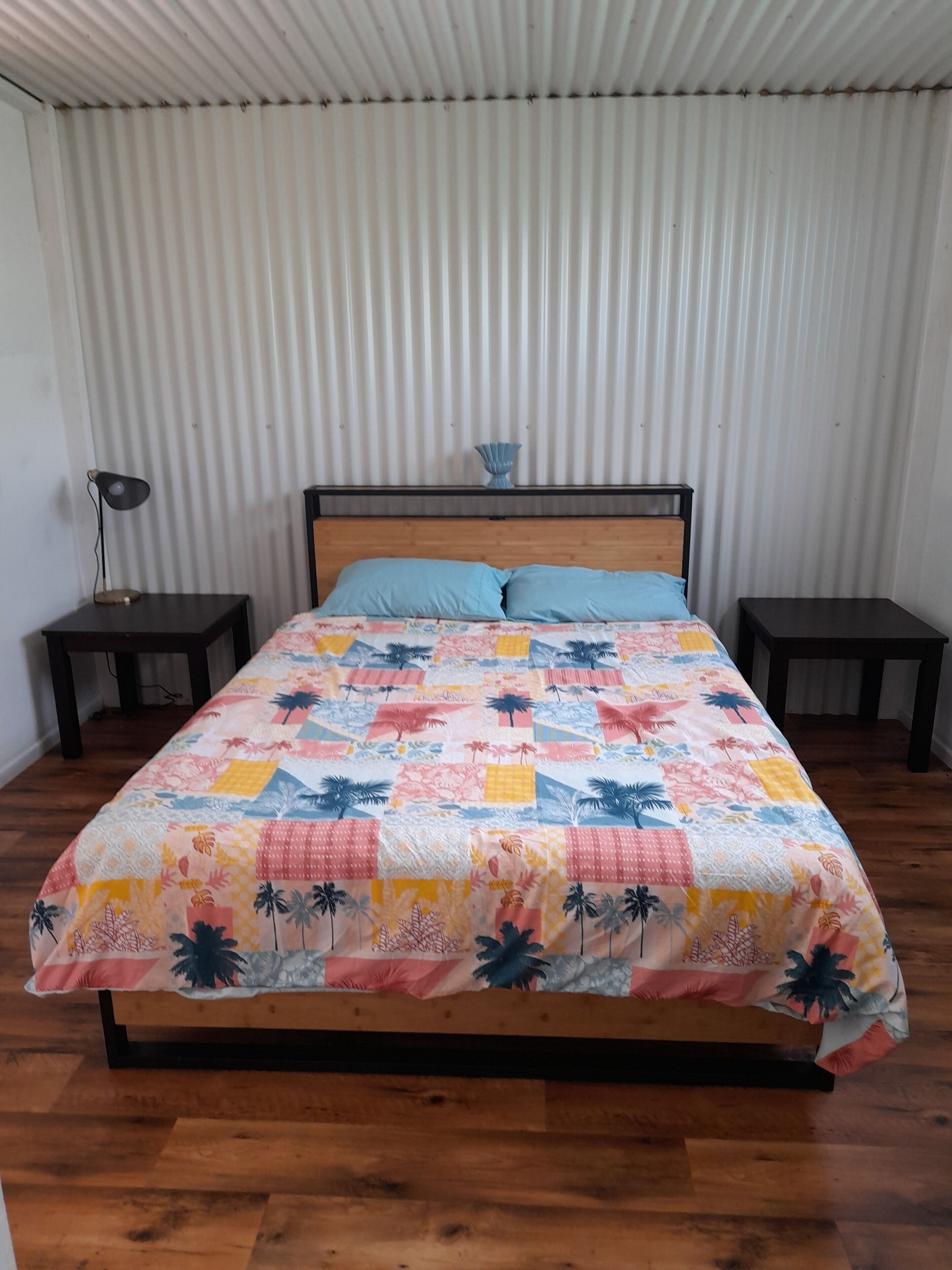 Bundaberg QLD. Rustic Cabin 1 queen bed, kitchen, bathroom, BBQ on verandah. 