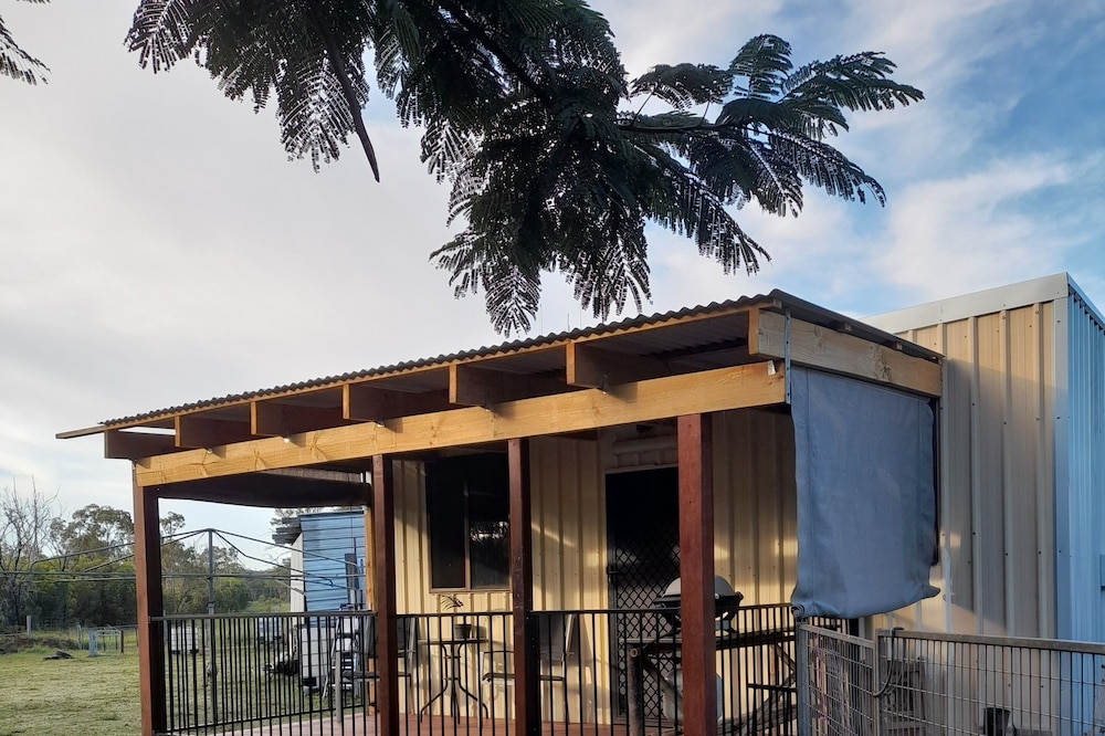 Bundaberg QLD. Rustic Cabin 1 queen bed, kitchen, bathroom, BBQ on verandah.