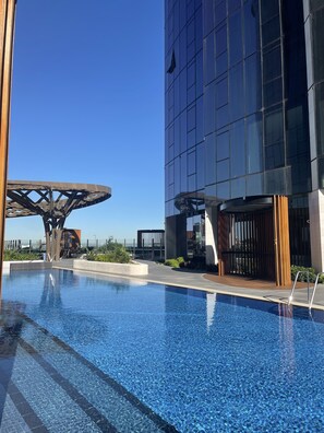 Outdoor pool - Luxury apartment with amazing amenities 5 minute walk from the CBD (Southbank)