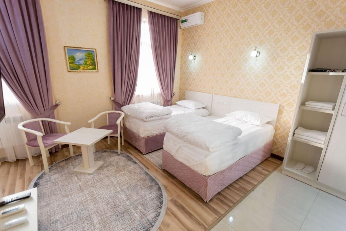 Habitación superior con 2 camas individuales | Zona de estar | Televisión LED de 43 cm con canales por cable, una televisión