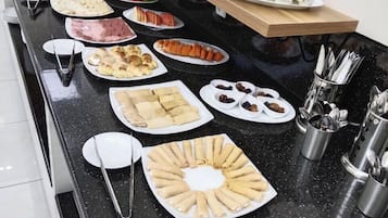 Petit déjeuner complet compris tous les jours
