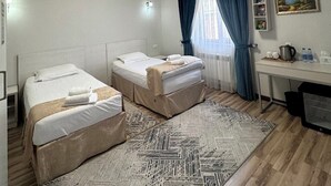 أغطية فراش متميزة ومكتب ومساحة عمل للكمبيوتر المحمول ومكواة/لوح كي