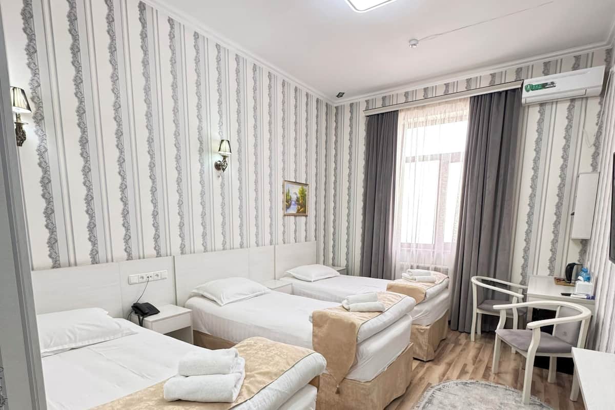 Habitación triple estándar | Ropa de cama de alta calidad y escritorio