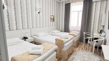 Chambre Triple Standard | Literie de qualité supérieure, bureau