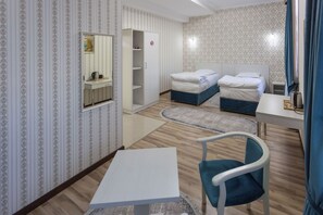 Chambre supérieure avec lits jumeaux | Literie de qualité, bureau, espace de travail pour ordinateurs portables