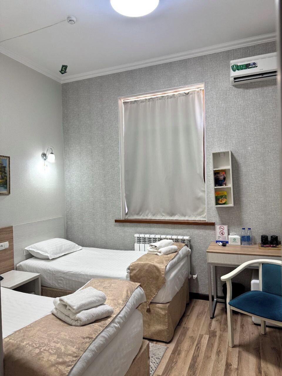 Standard-Zweibettzimmer | Hochwertige Bettwaren, Schreibtisch, laptopgeeigneter Arbeitsplatz