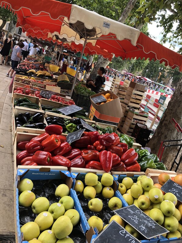 تناول الطعام بالخارج