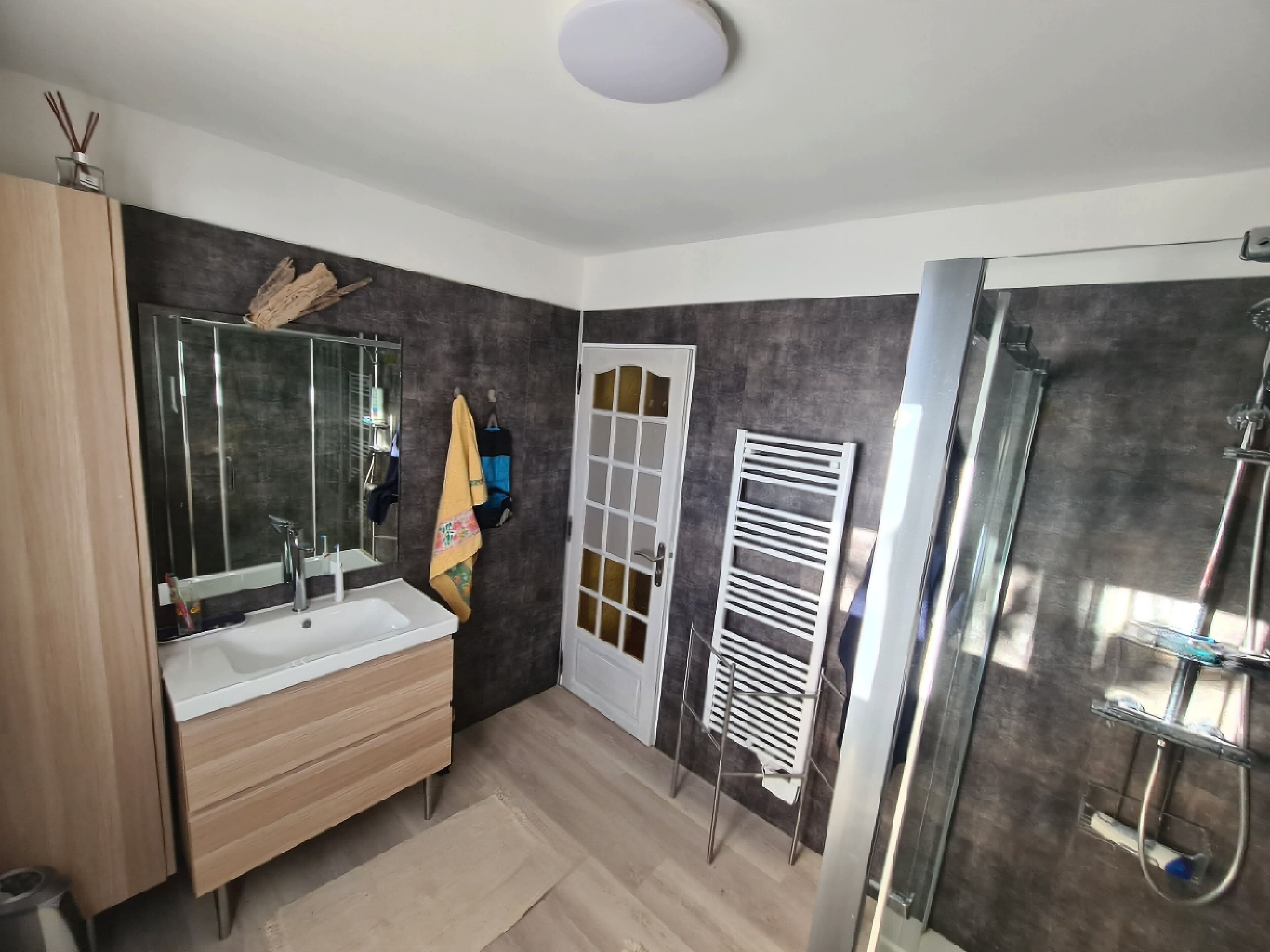 House in the heart of the village 500 m from the lake