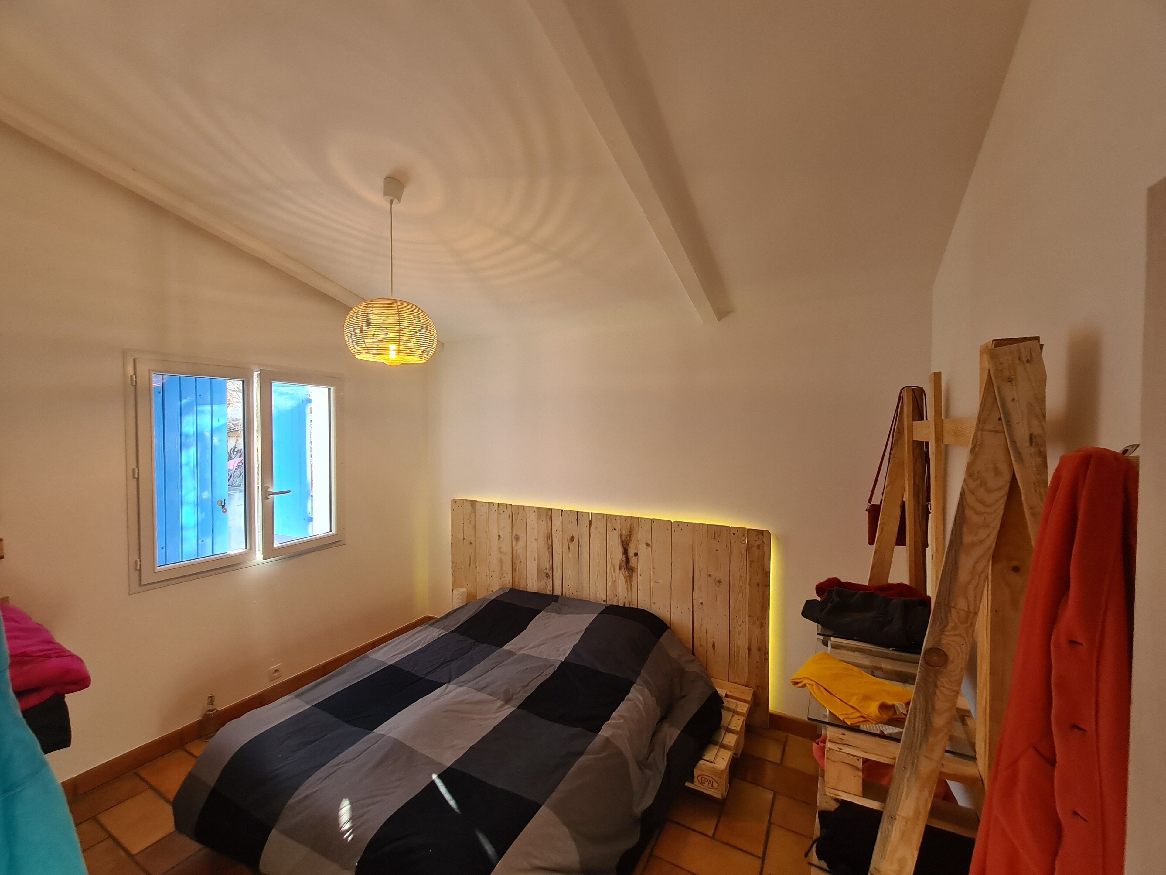 House in the heart of the village 500 m from the lake