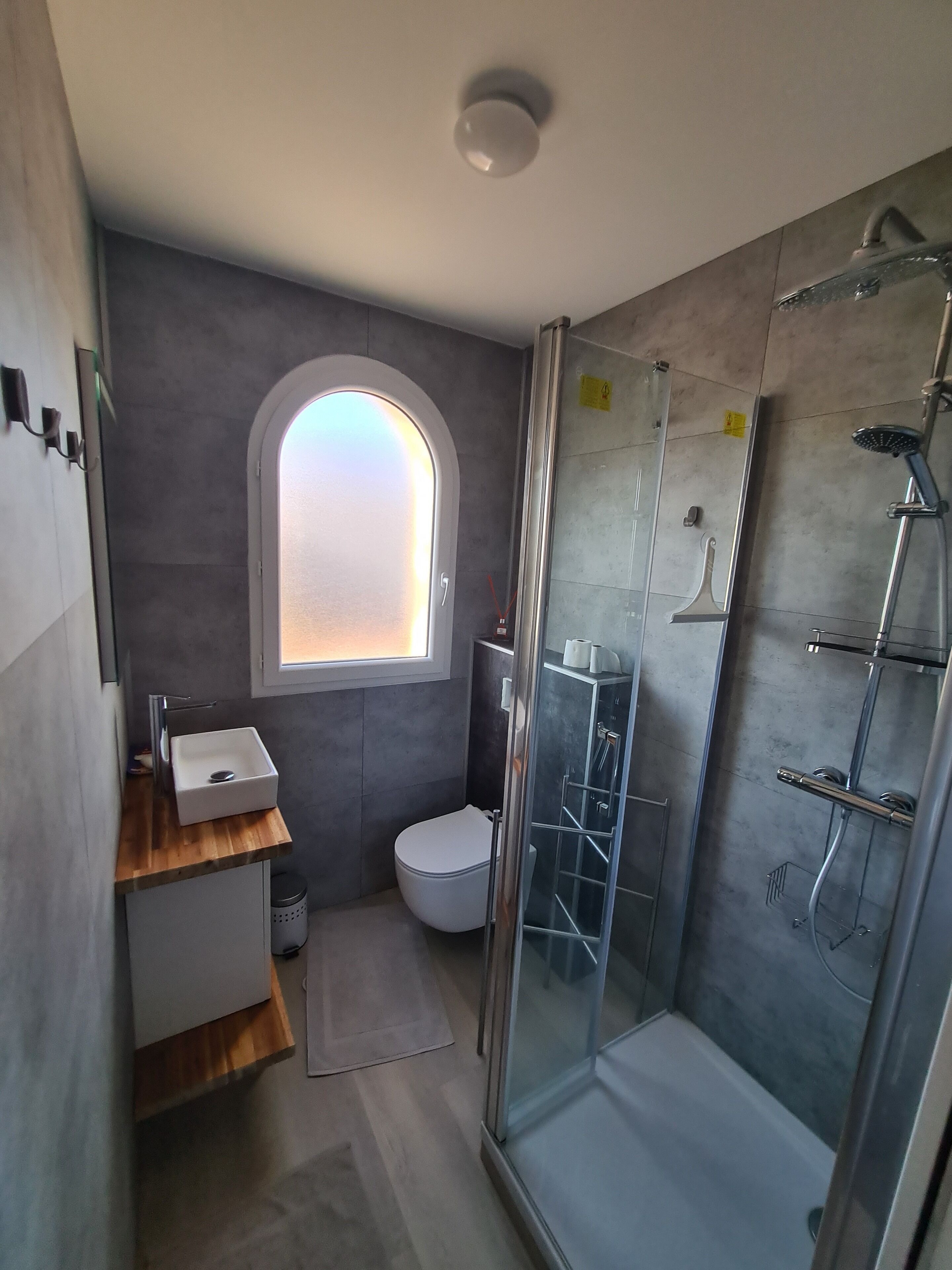 House in the heart of the village 500 m from the lake