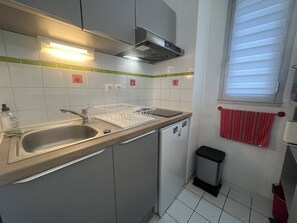 Kylskåp, mikrovågsugn, spishäll och frys