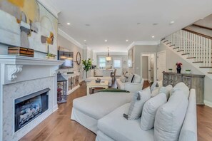 TV - Villa De Luxe Near Forsyth Park w/Private Hot Tub (Savannah)