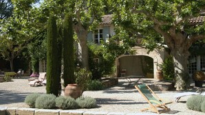 A courtyard with a pool, lounge chairs, and a stone building with a tiled roof. - Daudet Romantic two-person apartment in Provence (St Remy de Provence Quartier de Paluds)