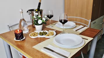 Apartment, 1 Bedroom, Ocean View | Dining