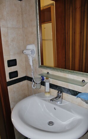 Apartment, 1 Bedroom, Ocean View | Bathroom