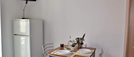 Apartment, 1 Bedroom, Ocean View | Dining room