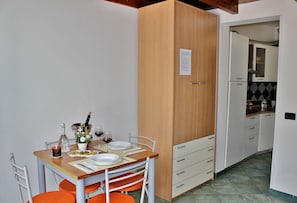 Apartment, 1 Bedroom, Ocean View | Dining