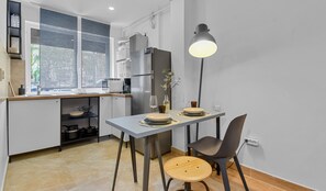 Comfort suite | Privékeuken | Een koelkast met diepvriezer, een microgolfoven, een oven