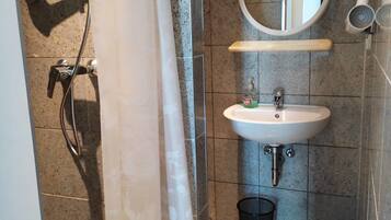 Appartement, 1 chambre, vue ville | Salle de bain | Papier toilette