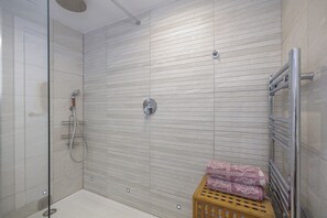 Douche, sèche-cheveux, serviettes fournies