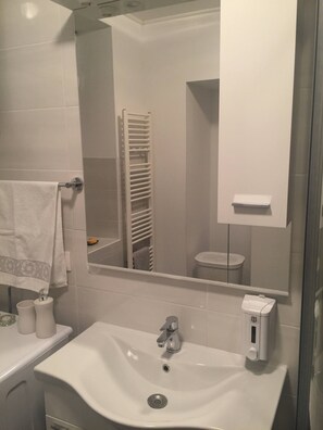 Dortoir partagé, 1 chambre, vue sur le jardin | Salle de bain