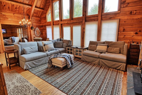 Televisión y chimenea 