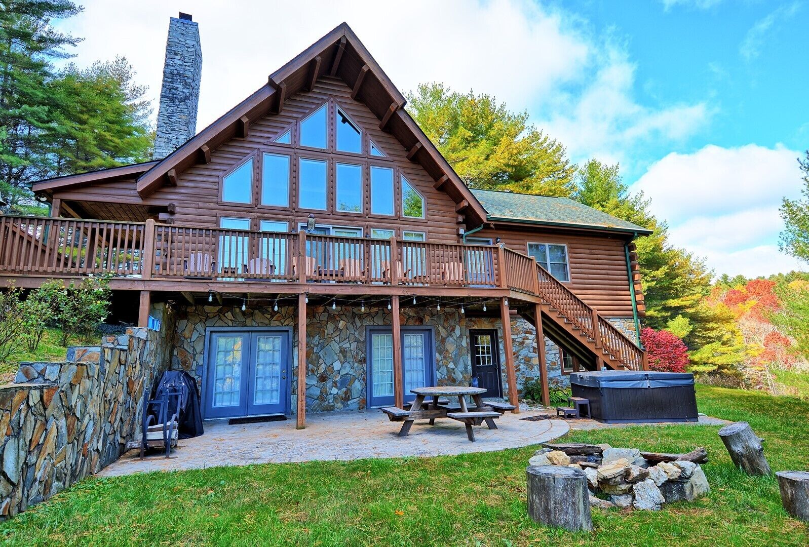 Spruced Up-3BR, 3BA Private Log Cabin, Hot Tub, AC, WIFI, Secluded
