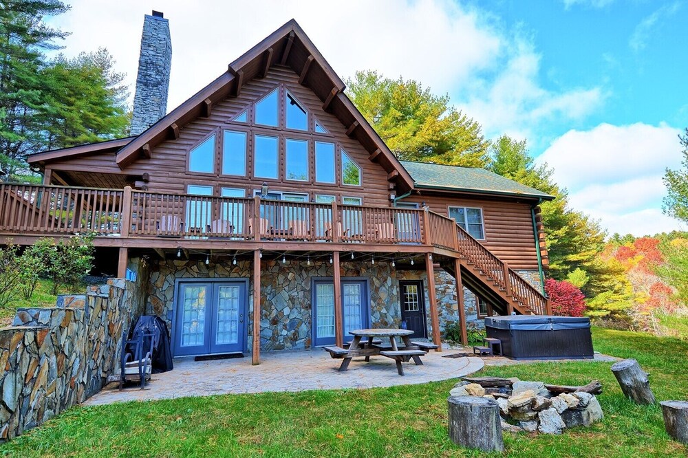 Spruced Up-3BR, 3BA Private Log Cabin, Hot Tub, AC, WIFI, Secluded